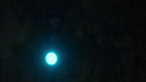 semáforos y lluvia nocturna
