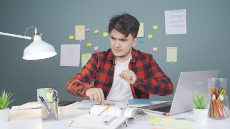 Estudiante-Varón-Con-Enfermedad-De-Simetría.