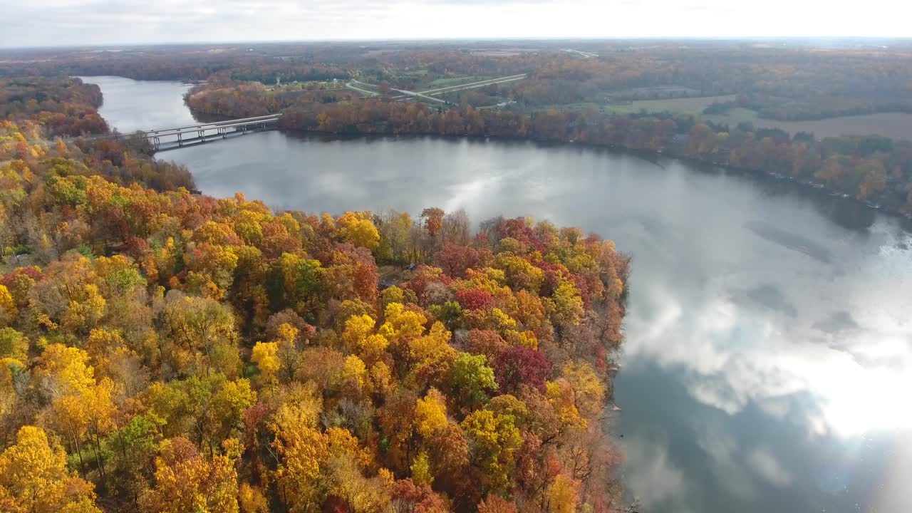 가을 색상 강 공중 밀어