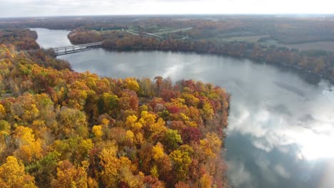 Colores-De-Otoño-Río-Aéreo-Empujar-Hacia-Adentro