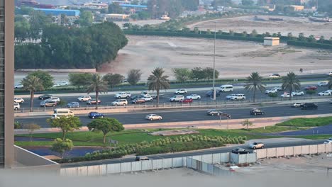 Tráfico-Lento-En-Una-Carretera-De-Dubai-Durante-Las-Horas-Pico