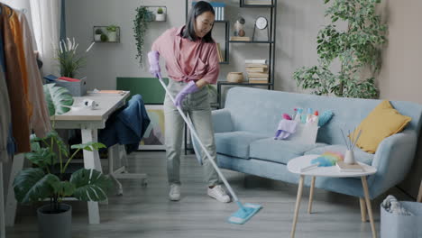 mujer limpiando una sala de estar