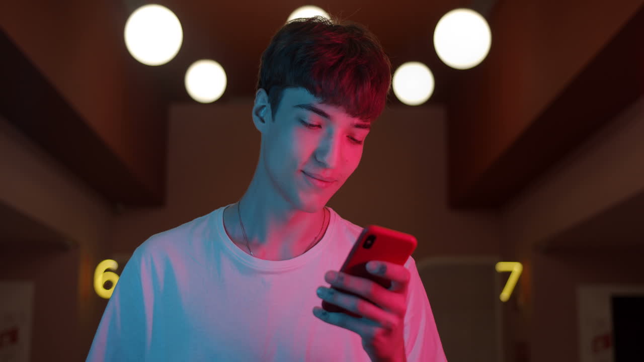 남자 그의 전화를 사용 하여