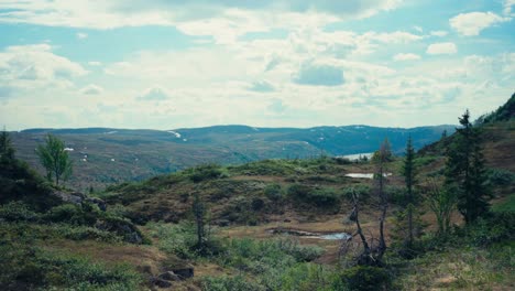 escena pacífica de las laderas de las montañas en un sendero de senderismo en noruega