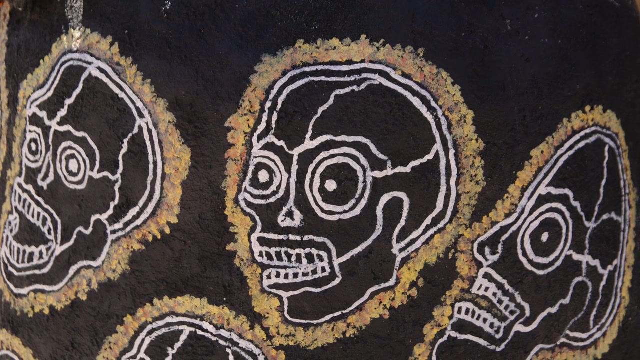 Peintures de crânes noirs sur des rochers lors du festival du Jour des Morts à Oaxaca, Mexique.