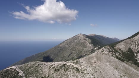 video de drones sobre el paso de montaña llogara en sh8, albania