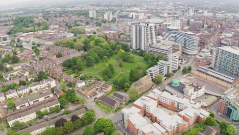 Toma-Aérea-Sobre-La-Ciudad-Histórica-De-Nottingham-En-Inglaterra-En-Un-Día-De-Verano