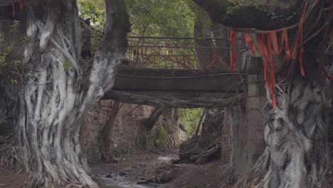 una mujer cruza un pequeño puente en la ciudad antigua