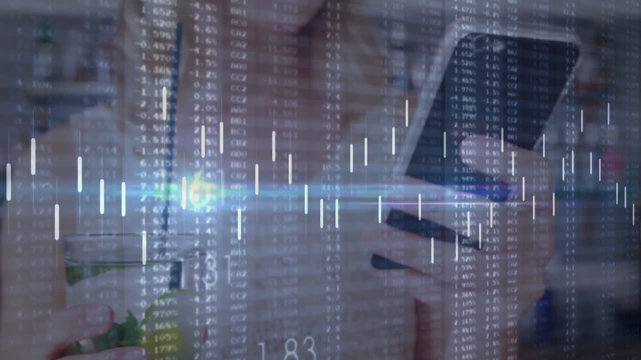 Animazione dell'elaborazione dati su donna caucasica che usa lo smartphone