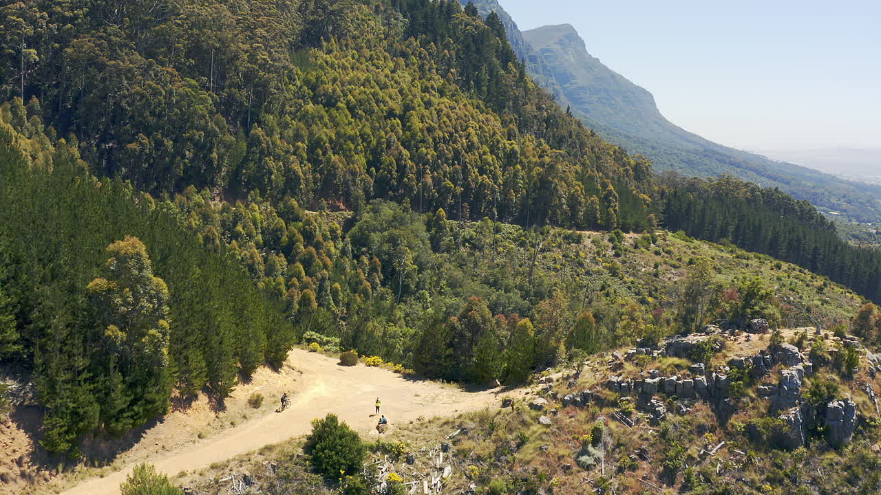 seguir un camino que conduce a la naturaleza