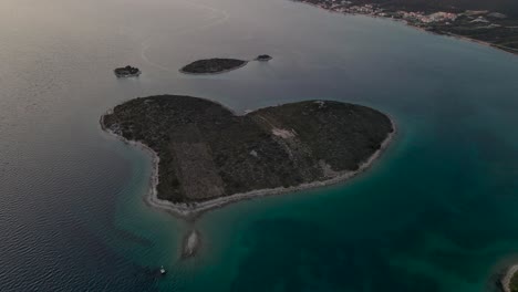 isla en forma de corazón de galesnjak, croacia