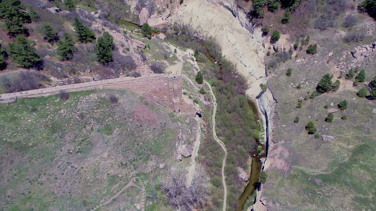 vistas aéreas del parque estatal castlewood canyon y las ruinas de la presa castlewood en colorado