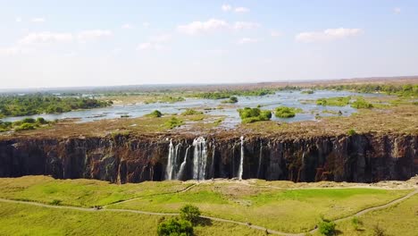 Hermosa-Toma-Aérea-Inclinada-Hacia-Abajo-De-Las-Majestuosas-Cataratas-Victoria-En-El-Río-Zambezi,-En-La-Frontera-De-Zimbabwe-Y-Zambia-Inspiración-De-África