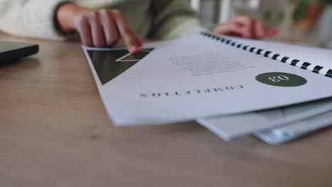 manos de mujer de negocios leyendo portafolio