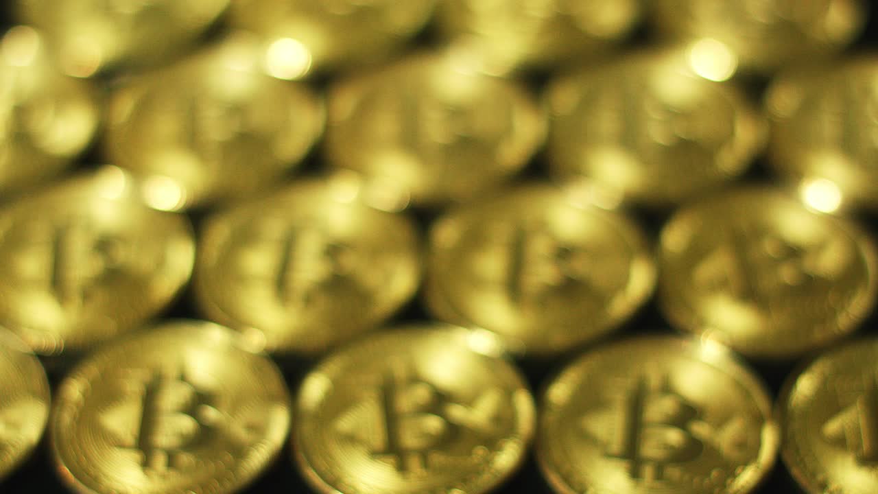 bitcoins dorados relucientes en arreglo