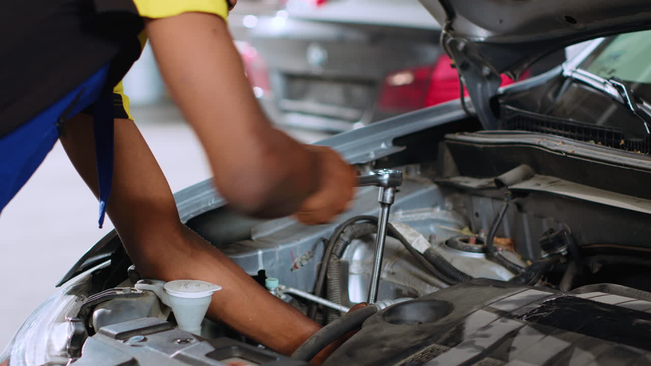 especialista en el servicio de automóviles utiliza llave inglesa