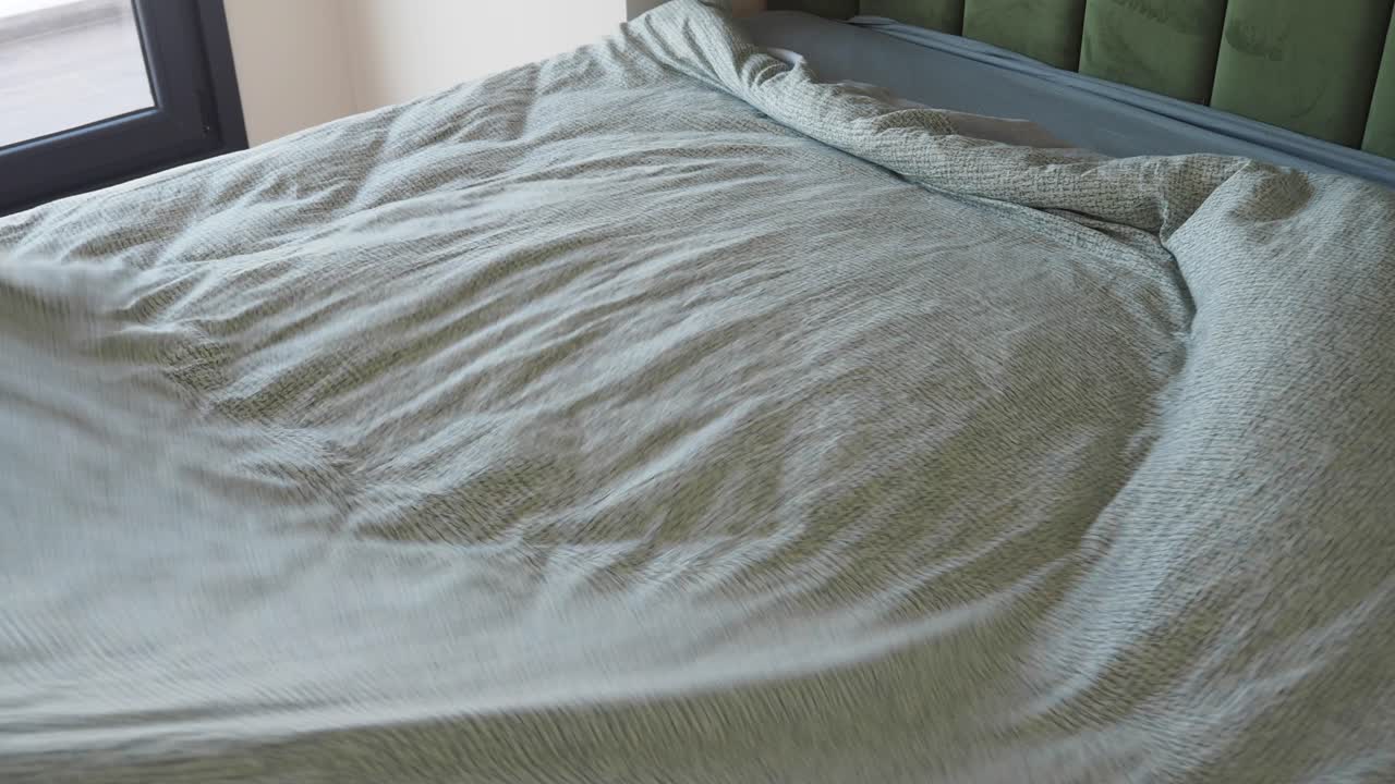 침실 에서 꾸미지 않은 침대