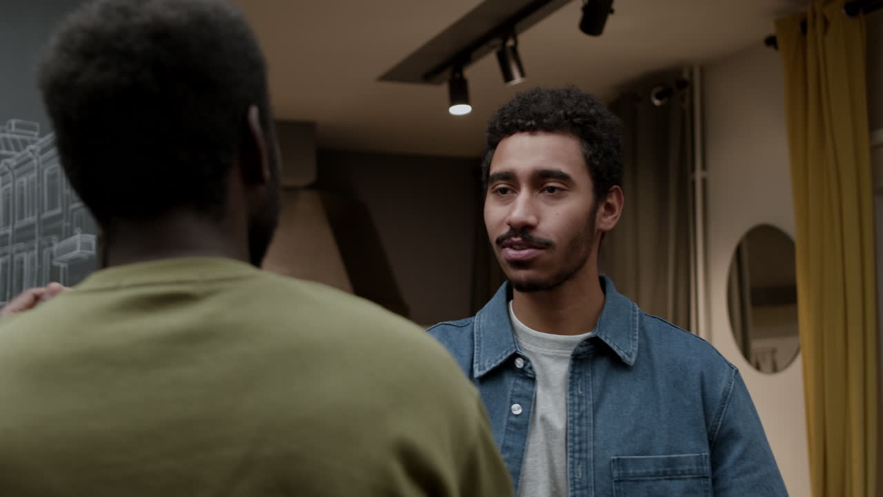 dos amigos abrazándose