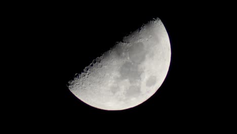 La-Luna-En-El-Cielo-Nocturno-Negro