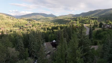 Drone-pull-back-over-trees-in-Edwards,-Colorado