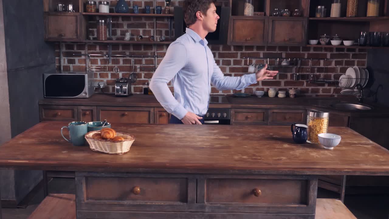 chico, diviértete en el apartamento. buenas mañanas.