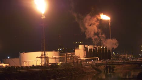 la refinería de petróleo se enciende con. fuego pesado