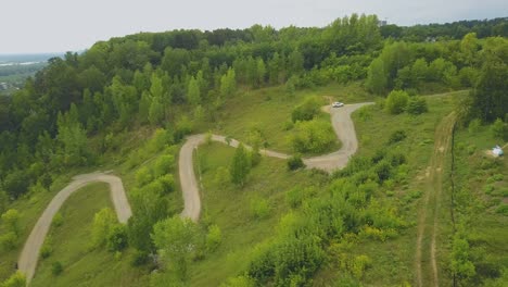 Drohne-Steigt-Den-Schießplatz-Hinauf-Und-Fällt-Herunter,-Indem-Sie-Sich-Auf-Gras-Dreht