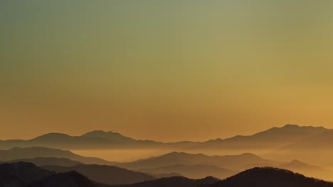 Nahaufnahme-Des-Skigebiets-Shiga-Kogen-Bei-Sonnenuntergang,-Japan