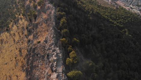 Castillo-De-Jaen,-España-Castillo-De-Jaen-Volando-Y-Tomas-Terrestres-Desde-Este-Castillo-Medieval-En-La-Tarde-De-Verano,-Tambien-Muestra-La-Ciudad-De-Jaen-Hecha-Con-Un-Drone-Y-Una-Camara-De-Accion-A-4k-24fps-Usando-Filtros-Nd