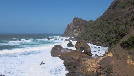 disparo estático hermosa vista costera de la costa rocosa con olas marinas