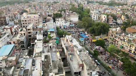 4K-Luftaufnahmen-Eines-Lokalen-Marktes-In-Den-Wohnvororten-Von-Neu-Delhi-An-Einem-Wunderschönen-Tag,-Während-Sie-über-Dächer,-Straßen,-Parks-Und-Märkte-In-Indien-Gleiten