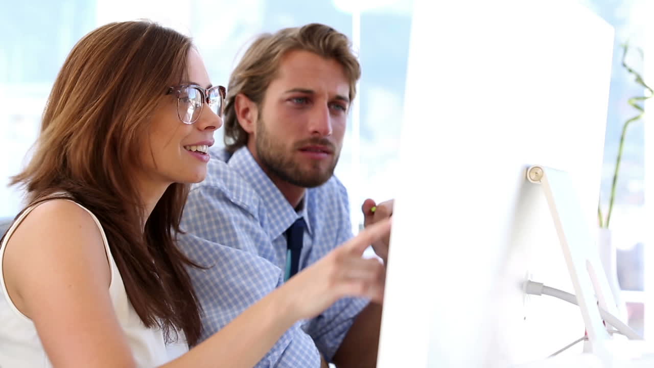 dos hombres de negocios hablando.