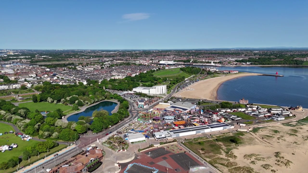 Vista drone della costa, della spiaggia, del porto e della città di South Shields nel nord-est dell'Inghilterra.