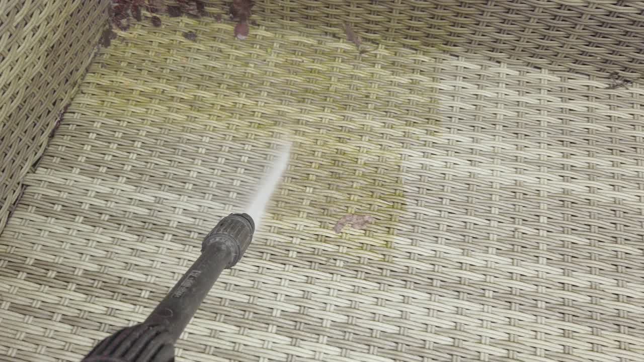 Cleaning garden furniture using a high-pressure water cleaner