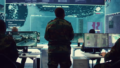 una mujer coronel manejando una operación especial con grandes datos en la sala de monitoreo.