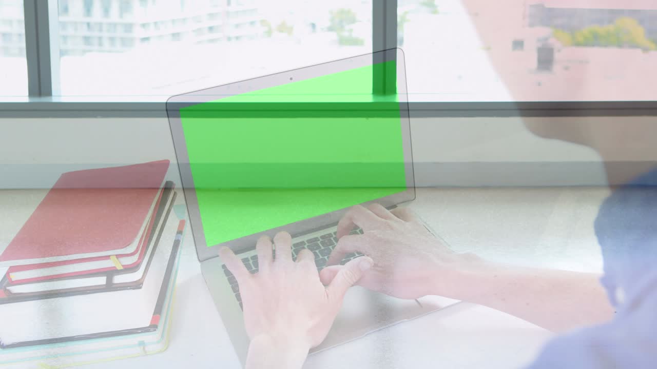 현대적인 건물에서  ⁇ 고 있는 동료들 위에서 녹색 화면으로 노트북을 사용하는 손의 애니메이션
