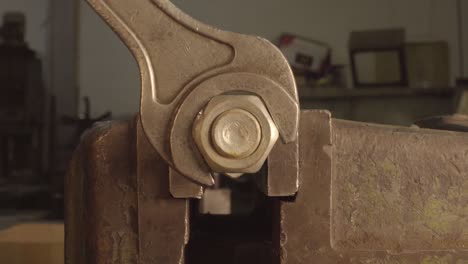 apretando una nuez con una llave inglesa