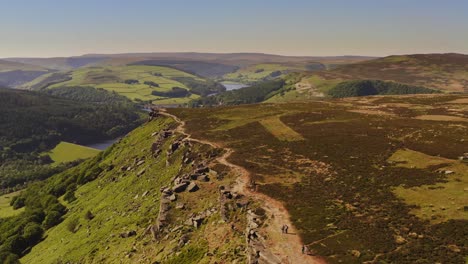 bella toma aérea sobrevolando la campiña británica con colinas y ríos