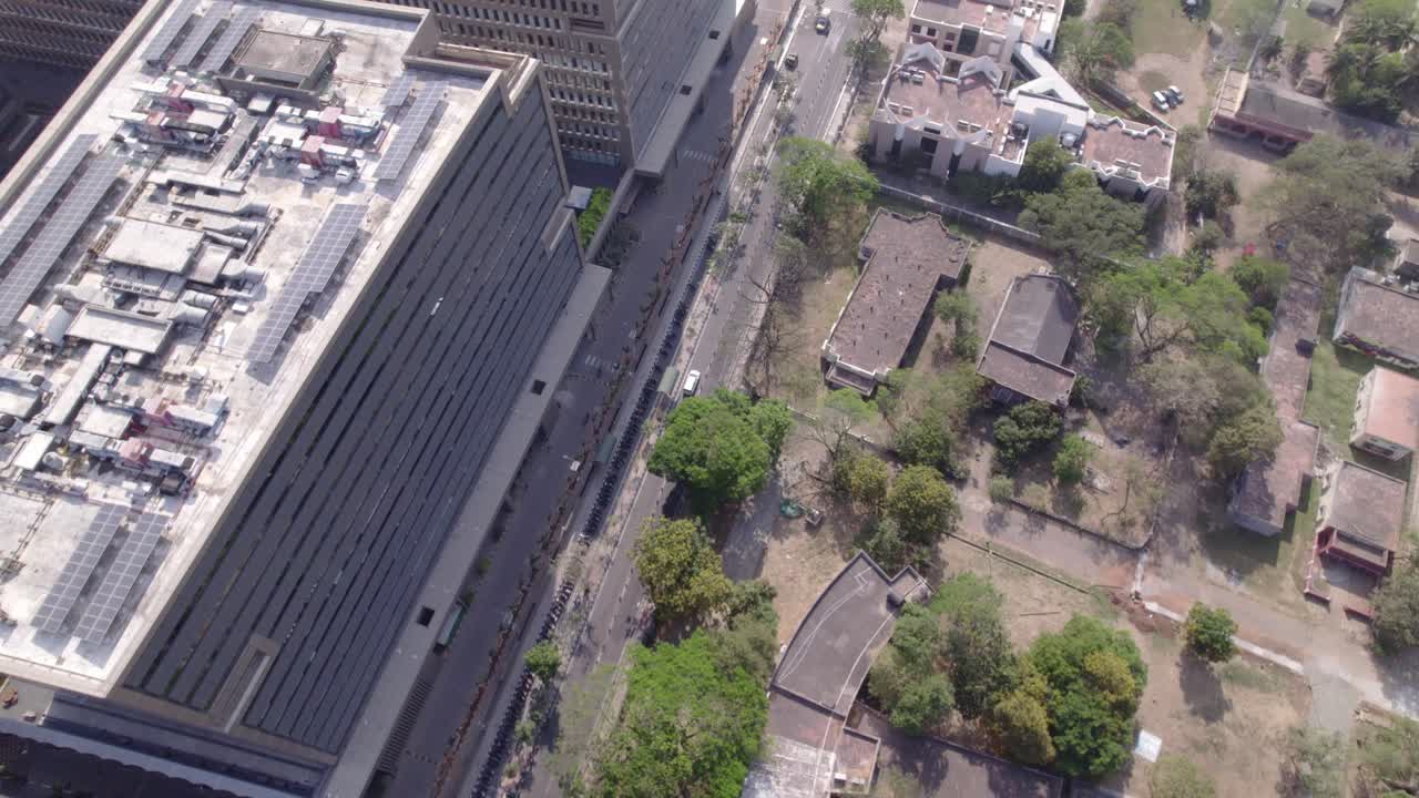 imágenes de video cinematográficas de un coche saliendo de un rascacielos