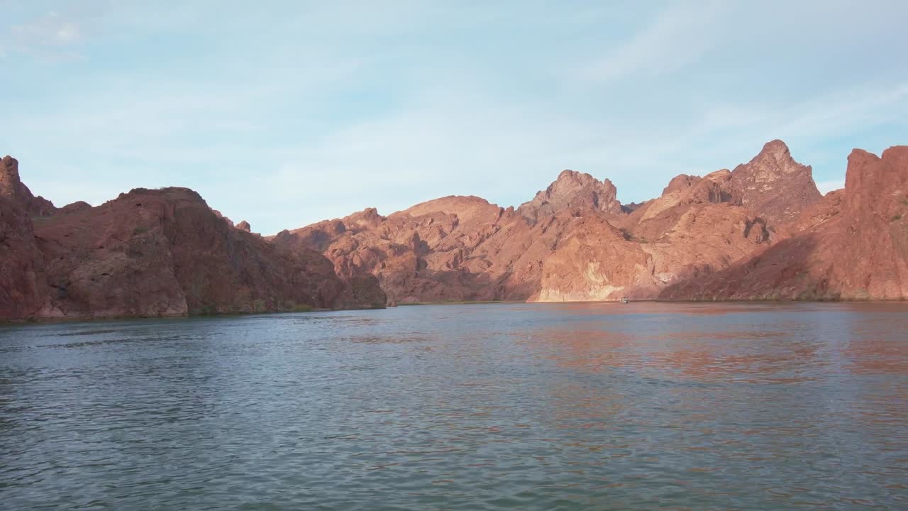 viajando a lo largo del río colorado espectacular paisaje de piedra arenisca