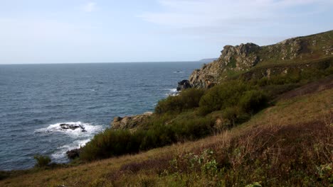 Mirando-Hacia-Abajo-Y-Hacia-El-Mar-Junto-A-Piskies-Cove-Eadland