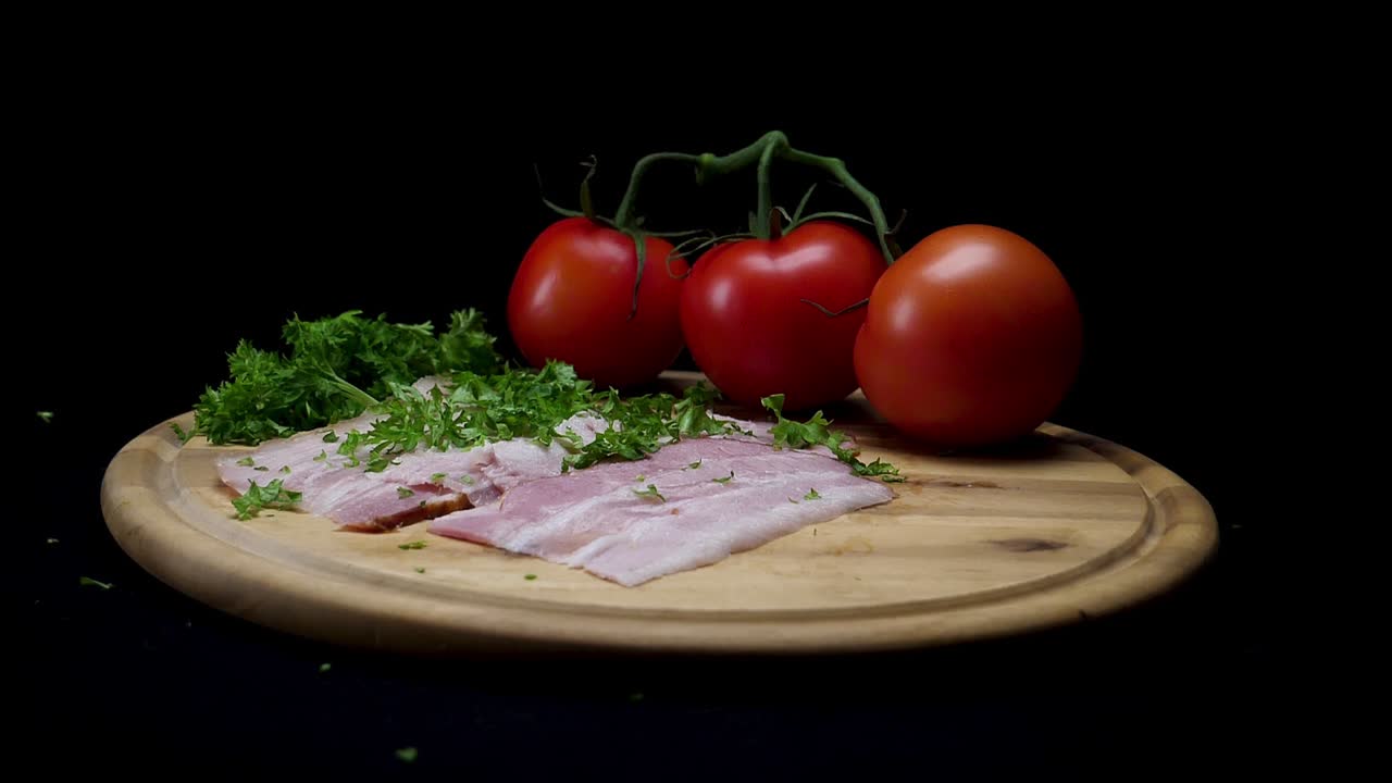 나무 절단판 에 베이컨 과 토마토