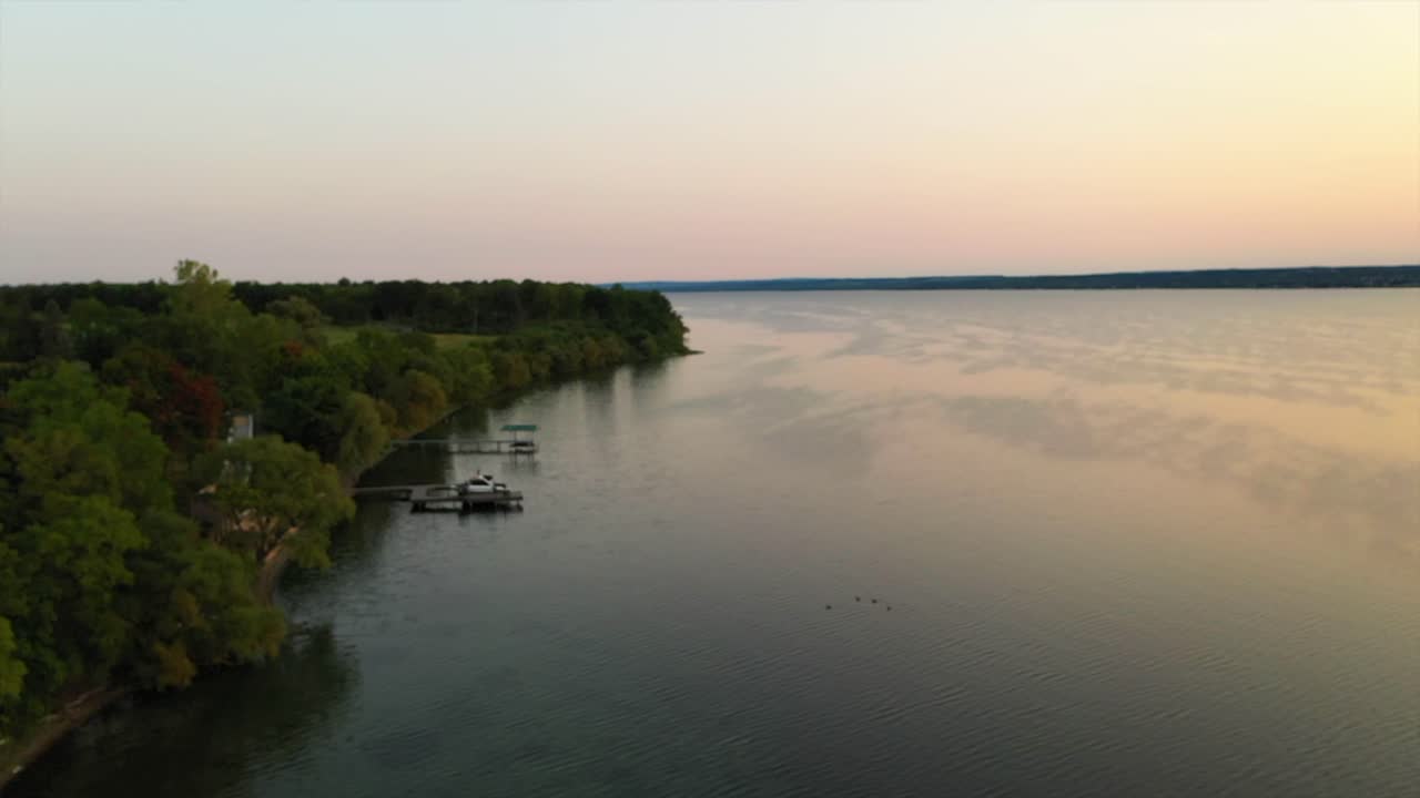 hermoso vuelo aéreo de drones sobre las costas y los muelles o el lago seneca nueva york al atardecer