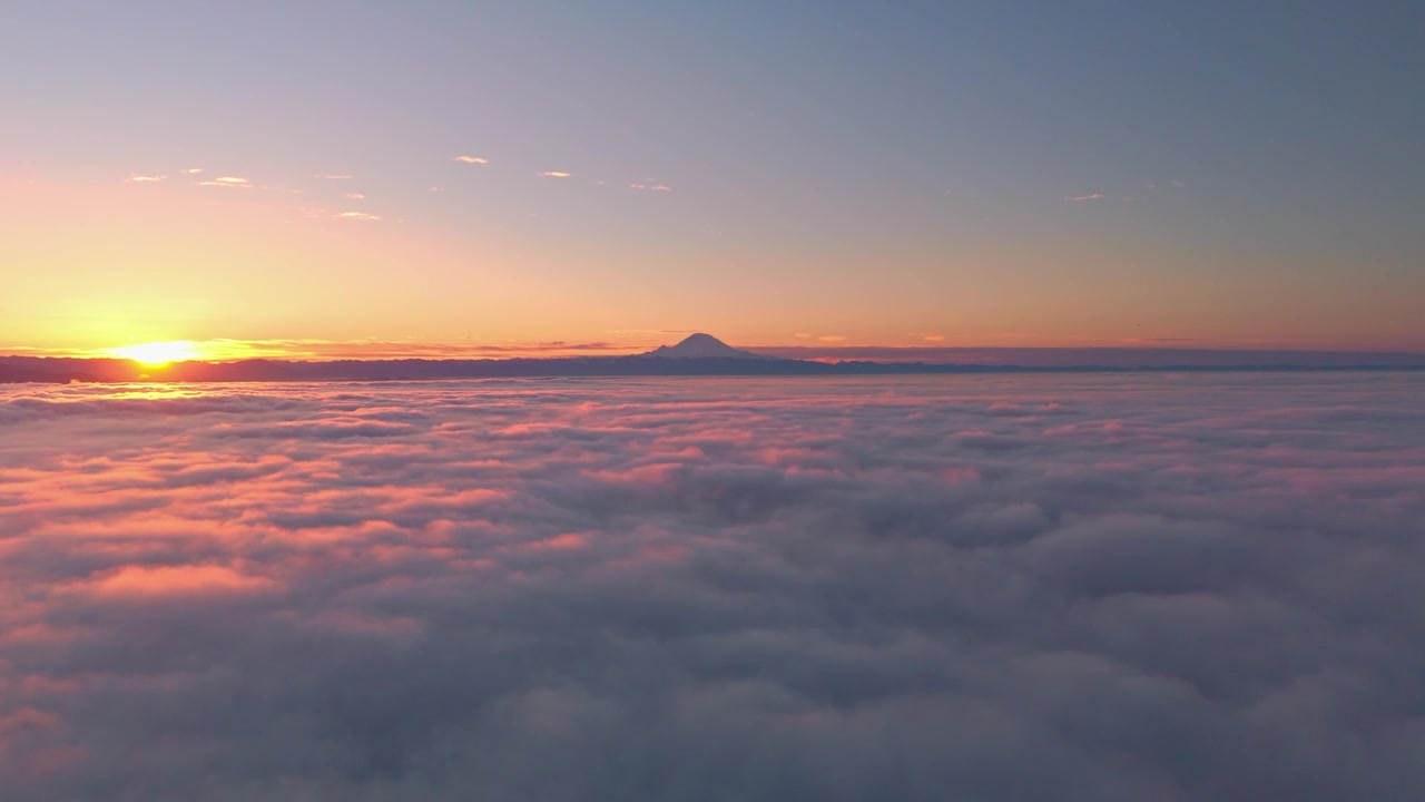 Ripresa con drone all'alba in avvicinamento al Monte Rainier, sopra le nuvole