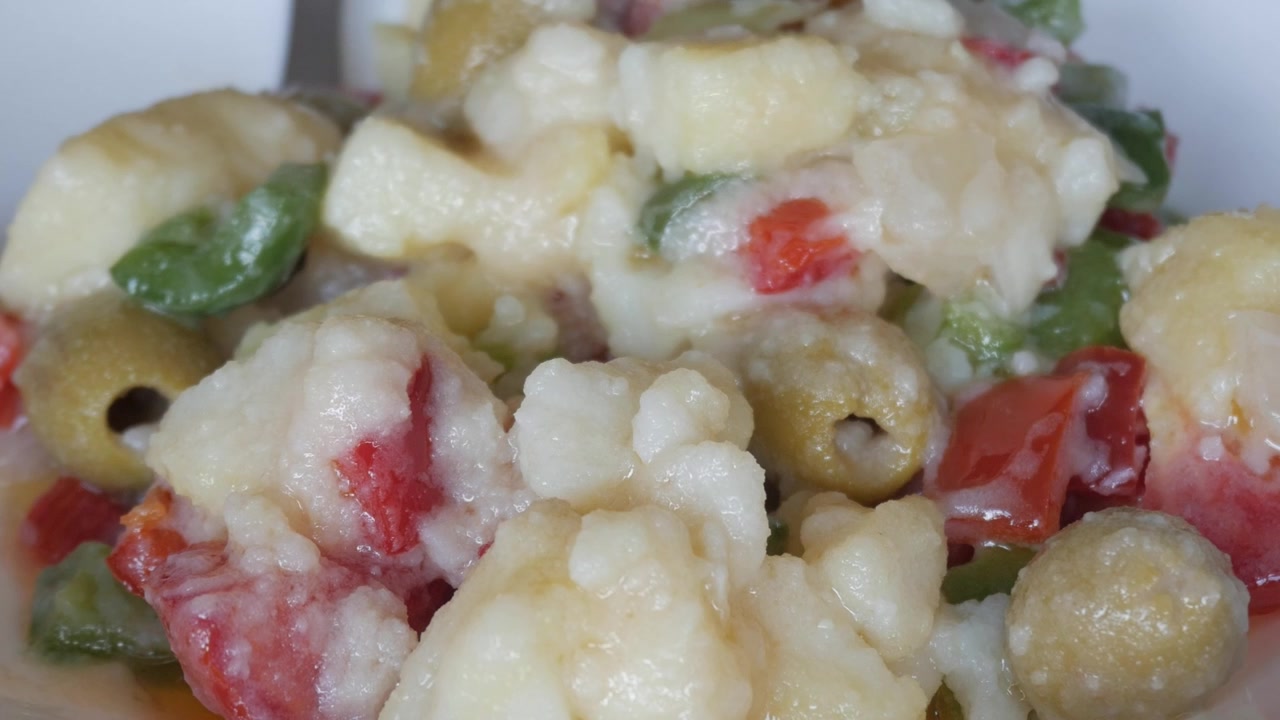 Gros plan sur la salade Campera, traditionnelle en Espagne. Salade de légumes mélangés et de thon