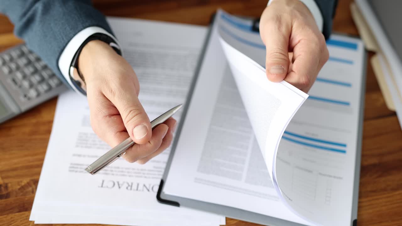 el hombre examina el papel seguros y servicios financieros película en 4k en cámara lenta