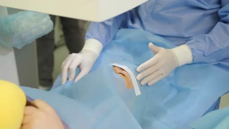 corrección de la visión con láser. un paciente y un equipo de cirujanos en la sala de operaciones durante una cirugía oftalmológica