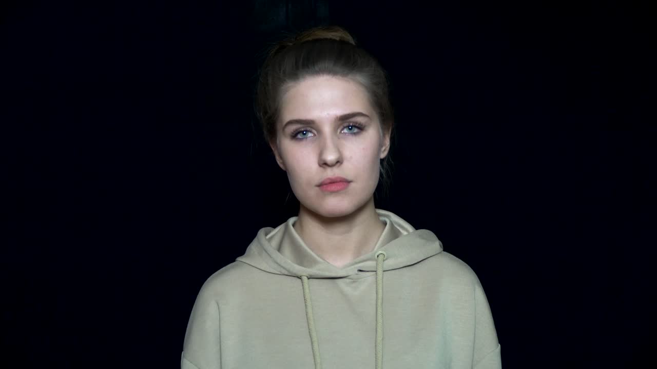 베이지색 후디를 입은 웃는 여자