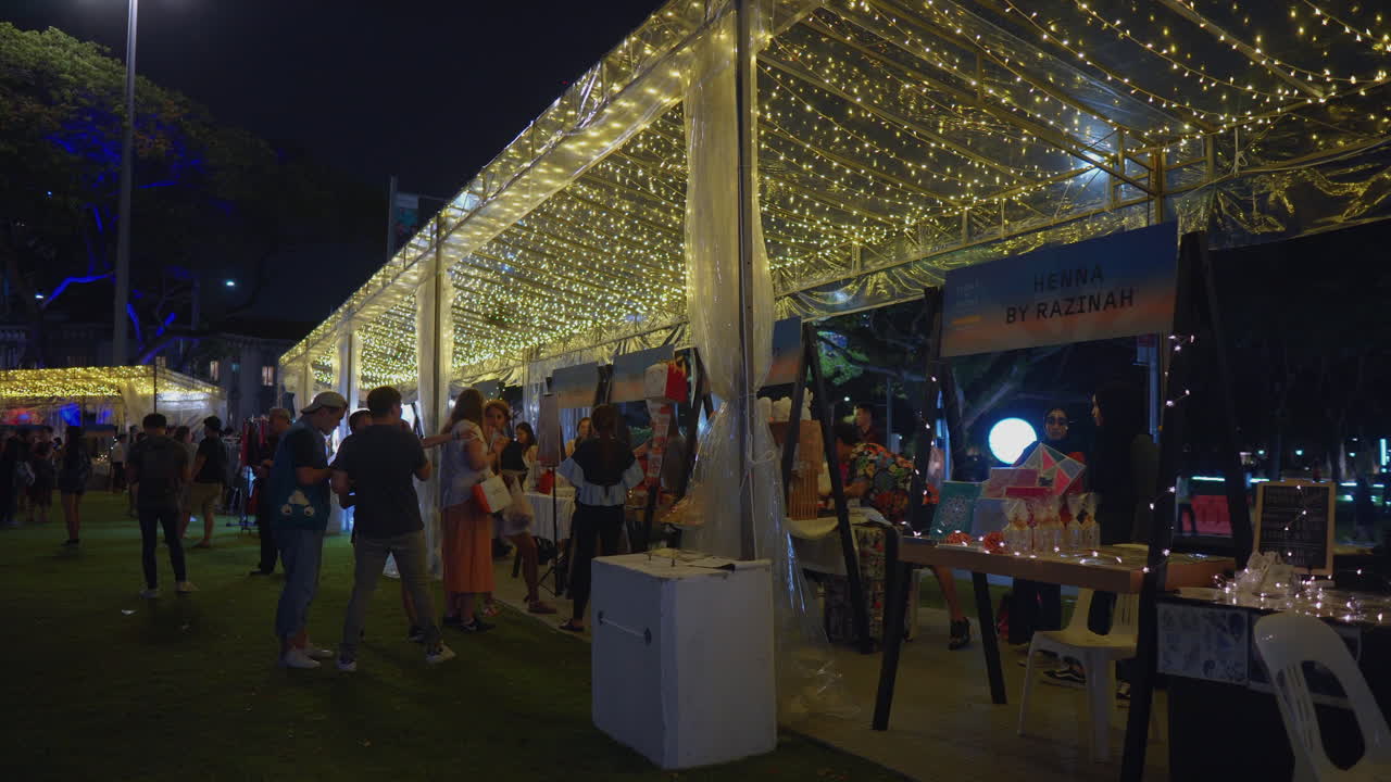 mercado nocturno con puestos de artesanía