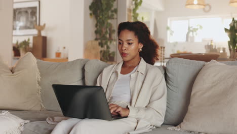 mujer trabajando desde casa en una computadora portátil